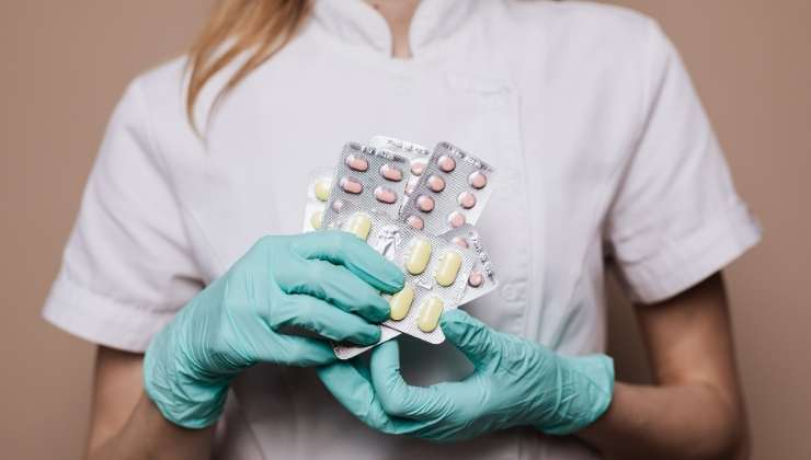 medico tiene in mano farmaci